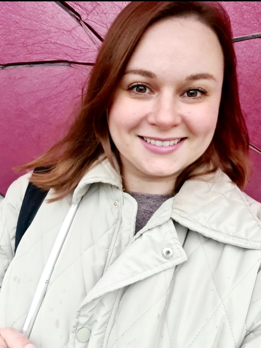 Автор. Улыбаюсь, несмотря на дождь и ветер, который пытался выдуть зонтик из рук. Фото из личного архива. 