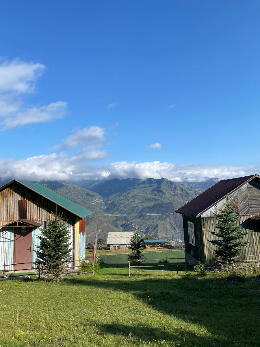 Вот в таких домиках здесь живут 
