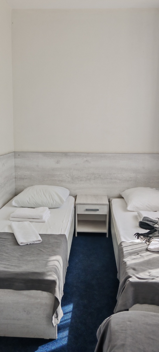 Номер маленький, на троих человек, но в целом не плохие условия, на мой взгляд. 