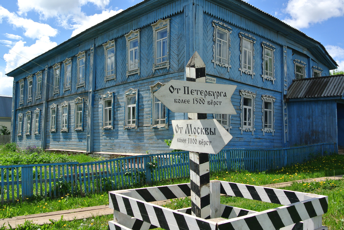 Мы не претендуем на профессиональное качество съемки  и точность репортажа. Это просто наши путевые зарисовки и впечатления ,  с которыми мы с вами и делимся. Это наша поездка по любимой Удмуртии  из райцентра Кез к истоку великой Камы в маленькой деревне Кулига.  На снимке занятное место и старинный дом  , который невозможно не заметить.