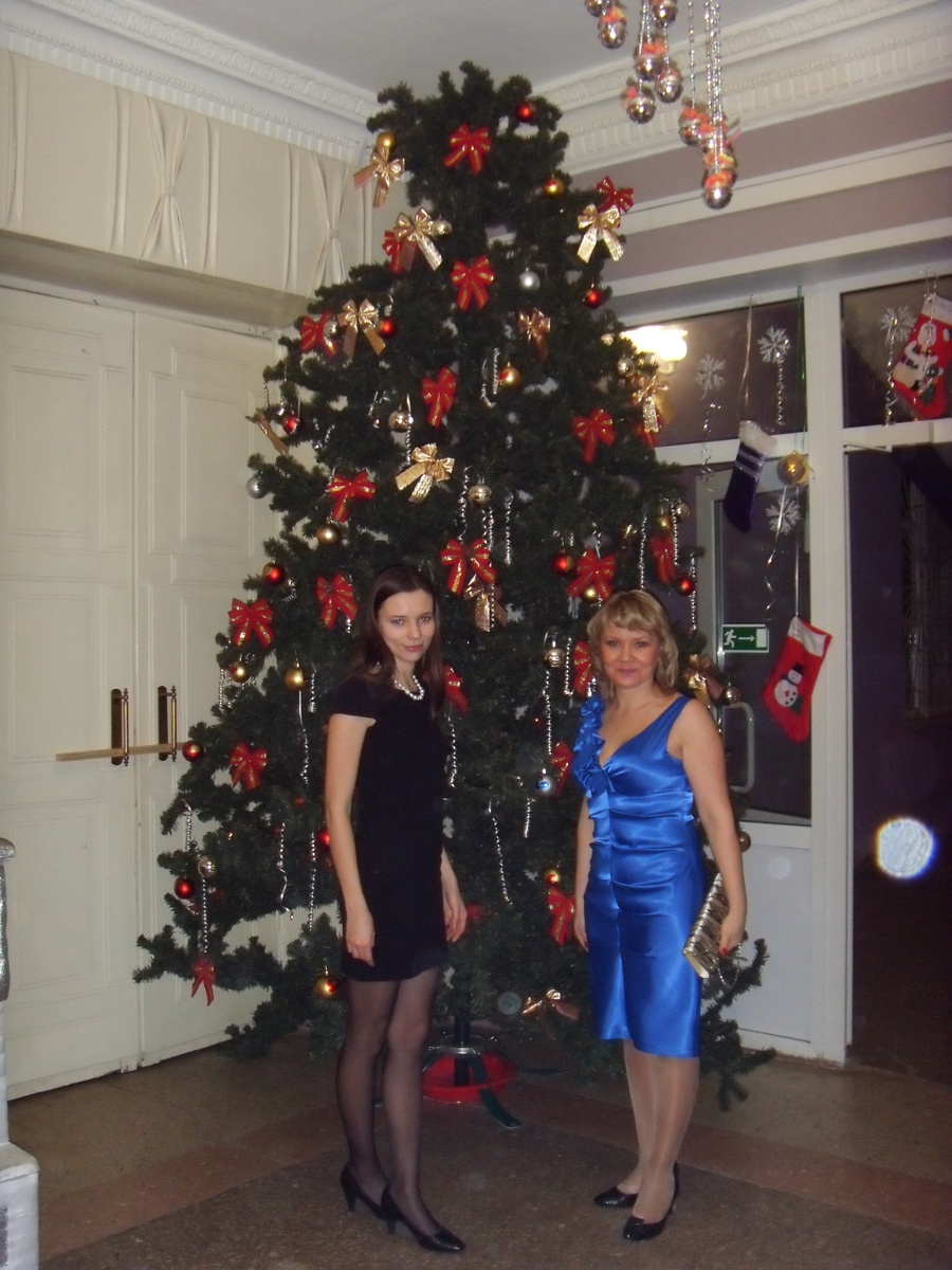 Вот такие красотки из редакции - я и корректор Наташа. Новогодний корпоратив, встречаем 2012 год