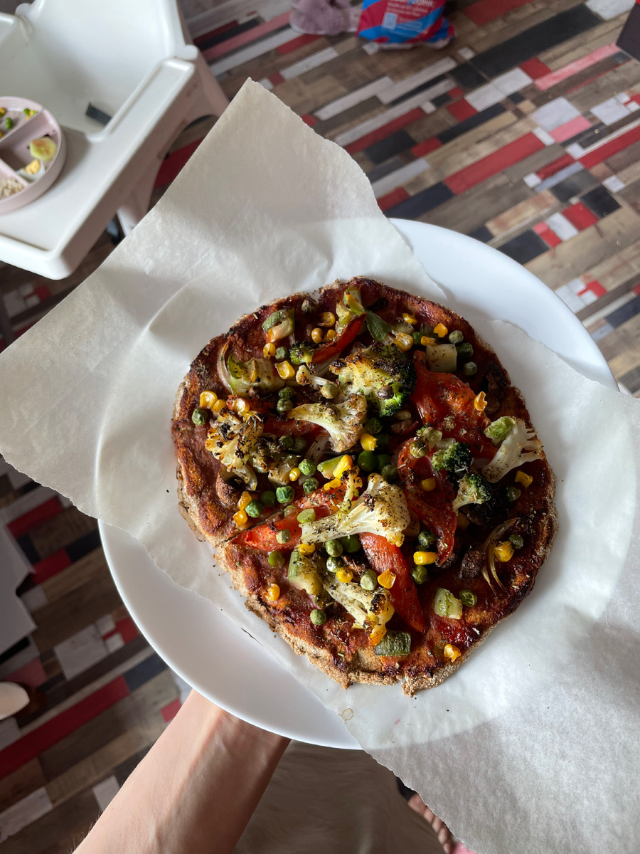 Даже пицца может быть здоровым ужином : тесто на цельнозерновой муке (мука, соль , вода); начинка из овощей и зеленого горошка , соус томатный , масло оливковое 