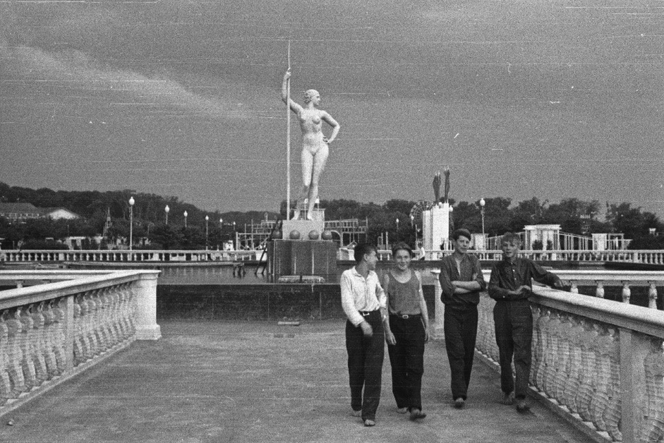 Девушка с веслом. Иван Шадр. Фото Харрисона Формана 1939 год