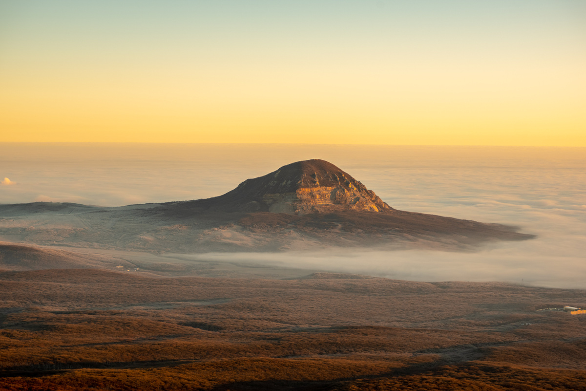 Гора-лакколит Змейка: в 3,5 км к юго-западу от станции г. Минеральные воды, Минераловодский район, Ставропольский край/© Ganzikov/commons.wikimedia.org