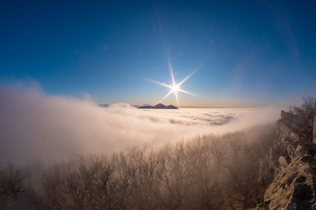 Вид на Бештау и Эльбрус с вершины горы Змейка/© Ganzikov/commons.wikimedia.org