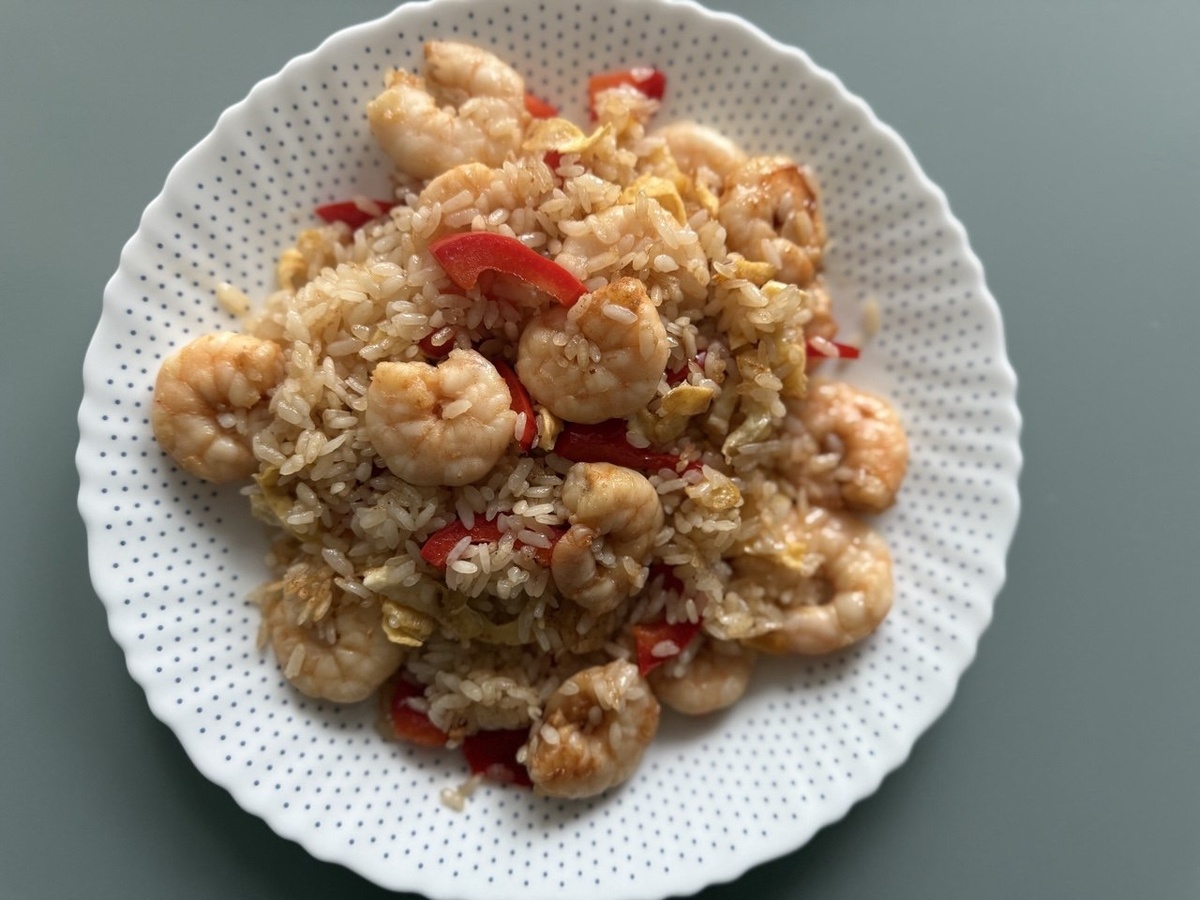 Это блюдо - классика азиатской кухни, напоминает тайский или китайский фрайд райс.
Лёгкое, ароматное, с балансом белка, овощей и углеводов. Отличный вариант для быстрого ужина или сытного обеда. Можно добавить острый соус или лайм для яркости вкуса.