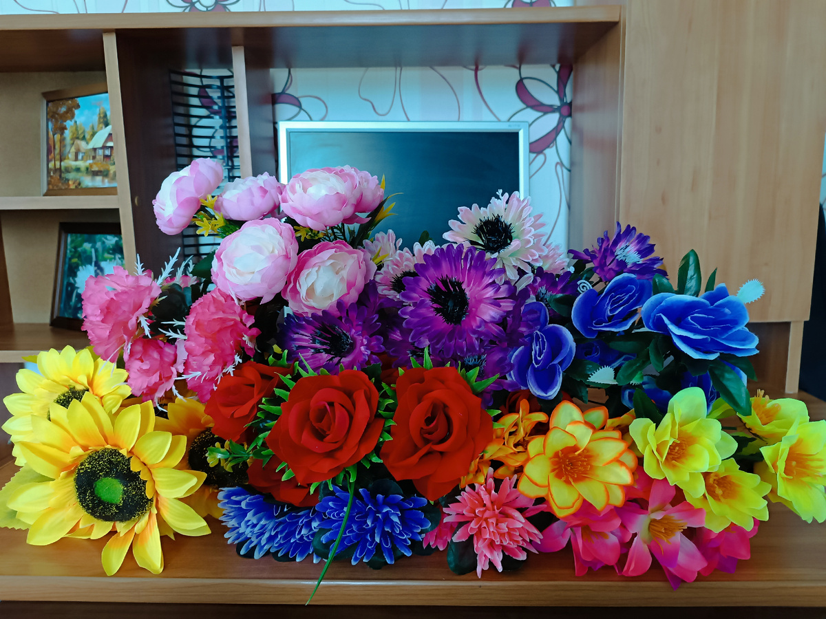 Где-то в глубине души я против этой "мишуры", но без них могилки выглядят забытыми... 