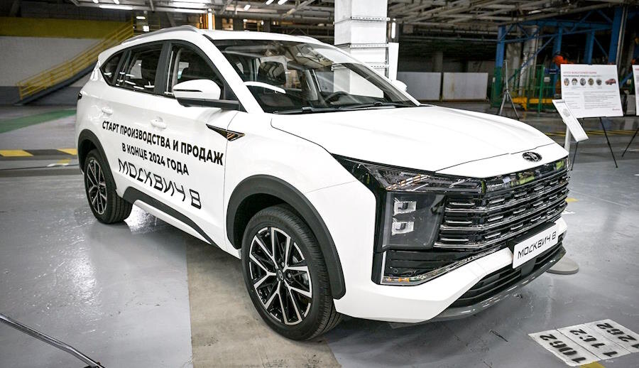 Прошлогодняя презентация «Москвича 8»: реклама на машине обещает старт продаж в конце 2024 года