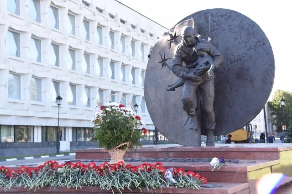    Общественники просят убрать с площади у Мемцентра современные памятники