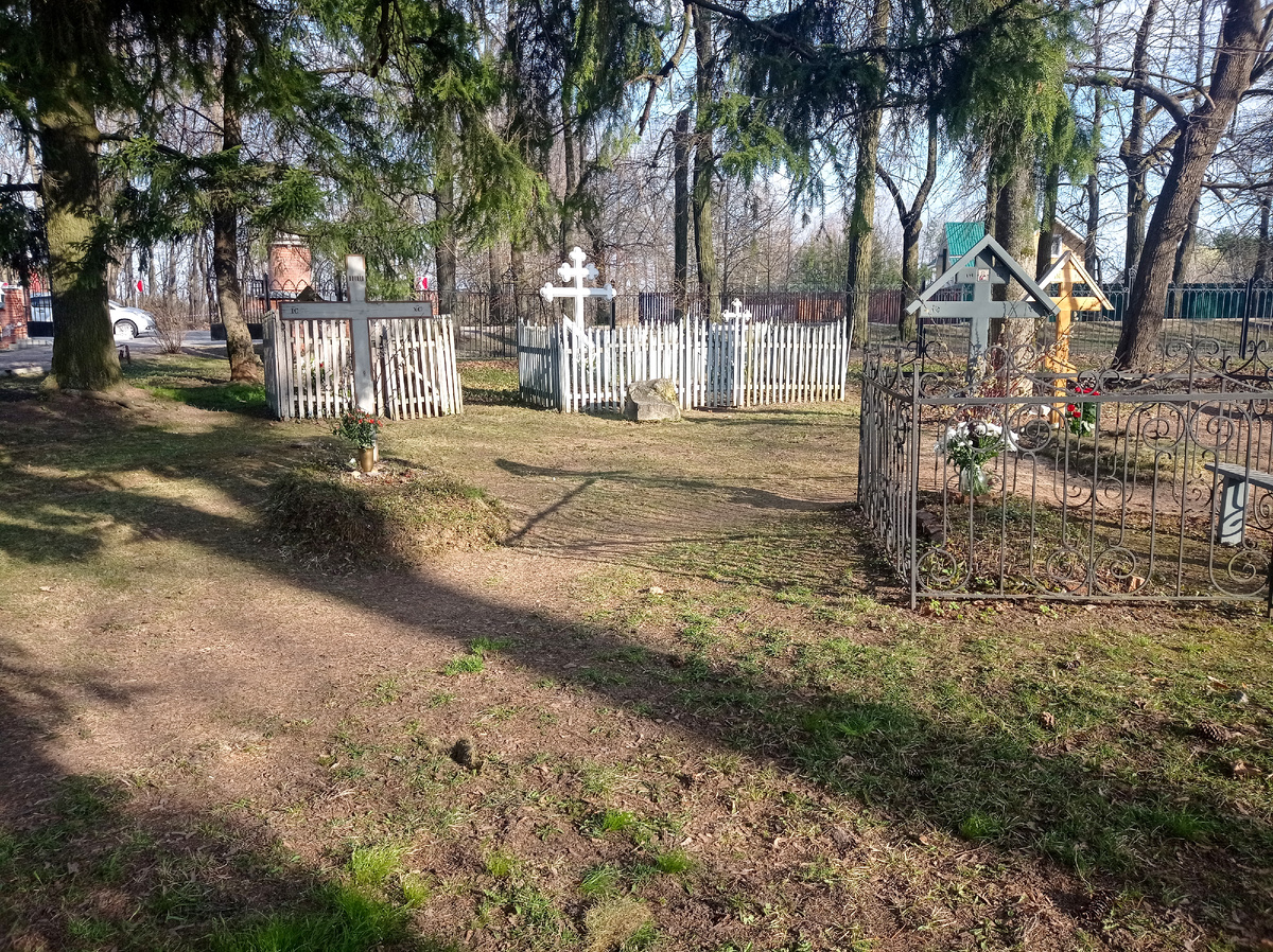 В церковной ограде несколько могил с крестами, залитыми солнцем, а рядом можно поставить машину