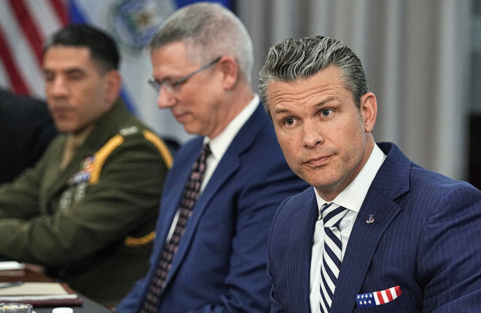    Глава Пентагона Пит Хегсет (справа).REUTERS/Ken Cedeno