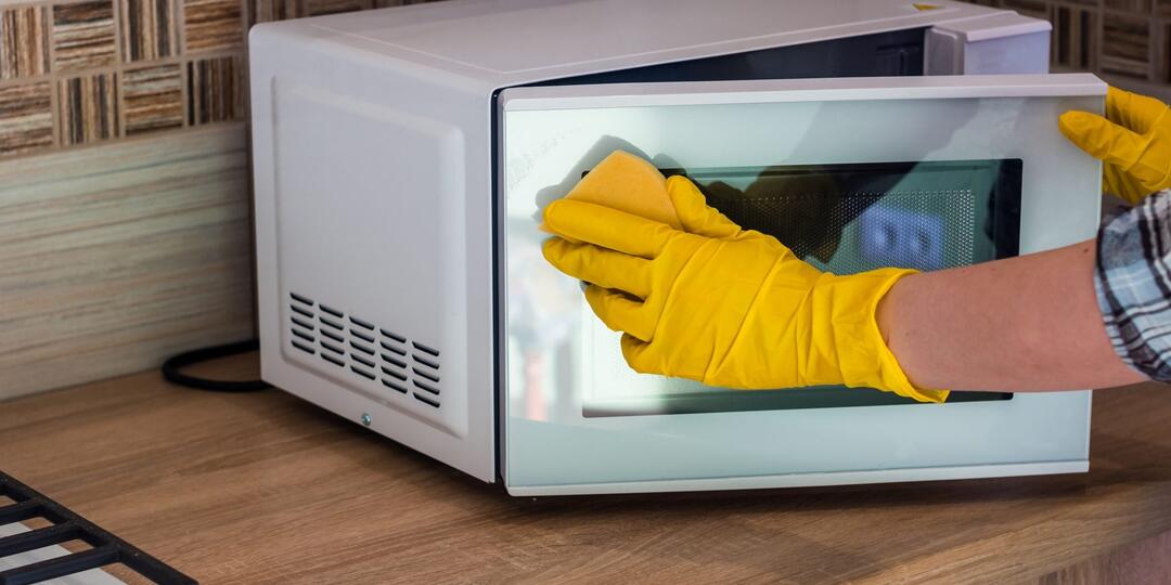 Микроволновка блестит, как новая — и это без капли химии. Как я избавилась от жира и запаха в микроволновке за 5 минут