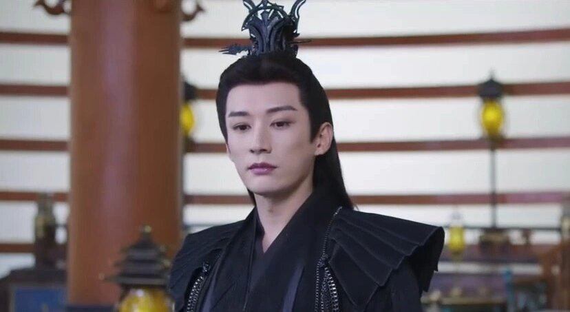 Холодная красота бессмертного, мне кажется, чёрное ему идёт больше, чем белое.