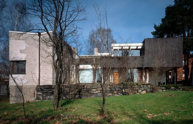 Аалто – знаковый финский дизайнер, ведущий представителя модернизма в Северной Европе, разработчик образцового скандинавского дизайна.
