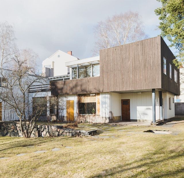  В 1930—1935 годах Аалто построил городскую библиотеку в Выборге. В этом проекте архитектор впервые разрабатывает дизайн помещения и мебели, что в последующих работах становится обязательным условием.