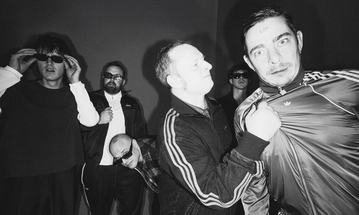 «Давайте делать это, пока не умрем»... Viagra Boys, с Себастьяном Мерфи (справа). Фотография: Фредрик Бенгтссон