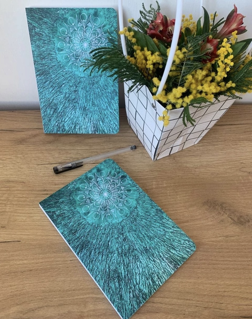 На обложке блокнота авторская Мандала «Развитие»