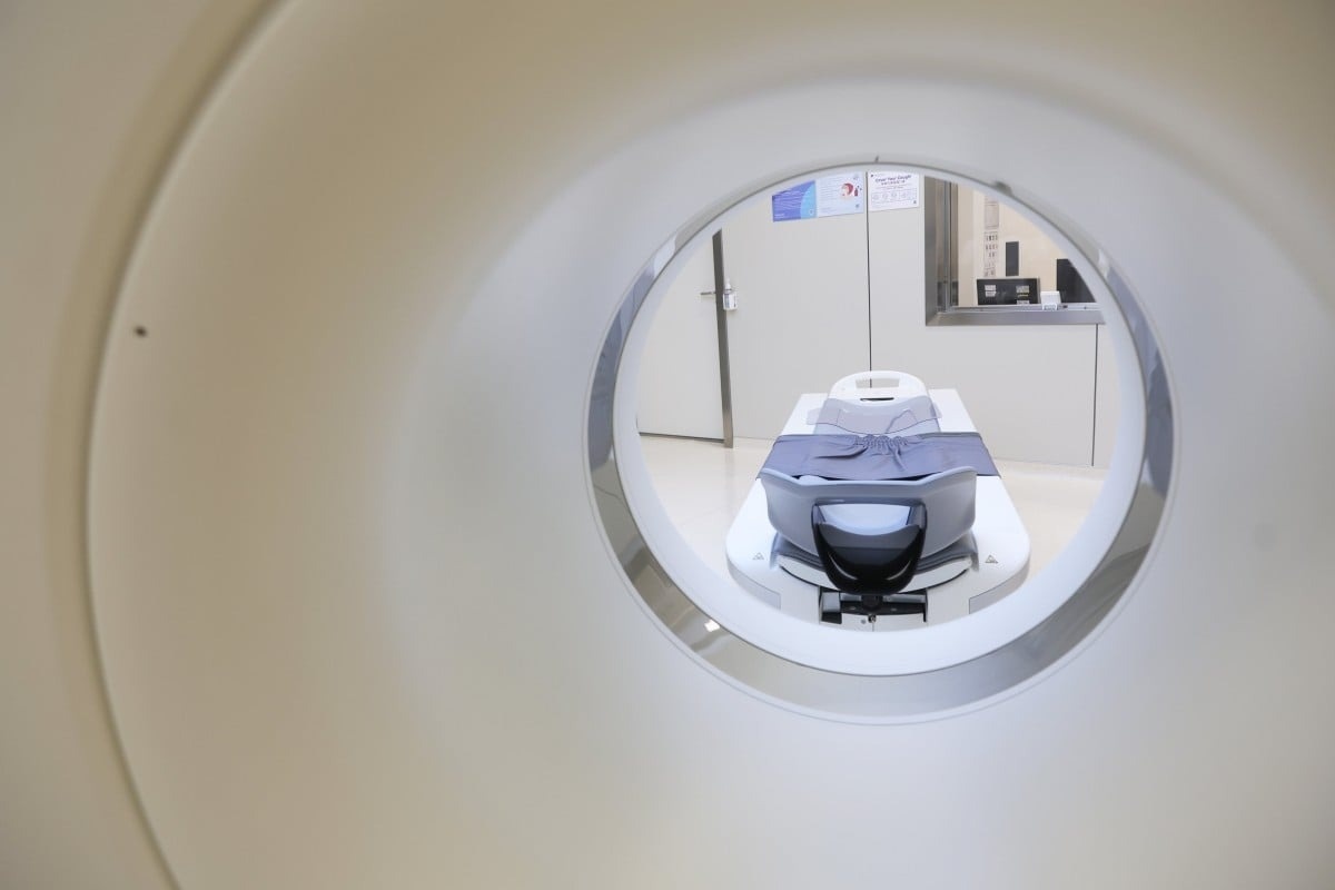 Компьютерный томограф в больнице Shenzhen United Family Hospital в Шэньчжэне.    
 Источник: Edmond So  📷
