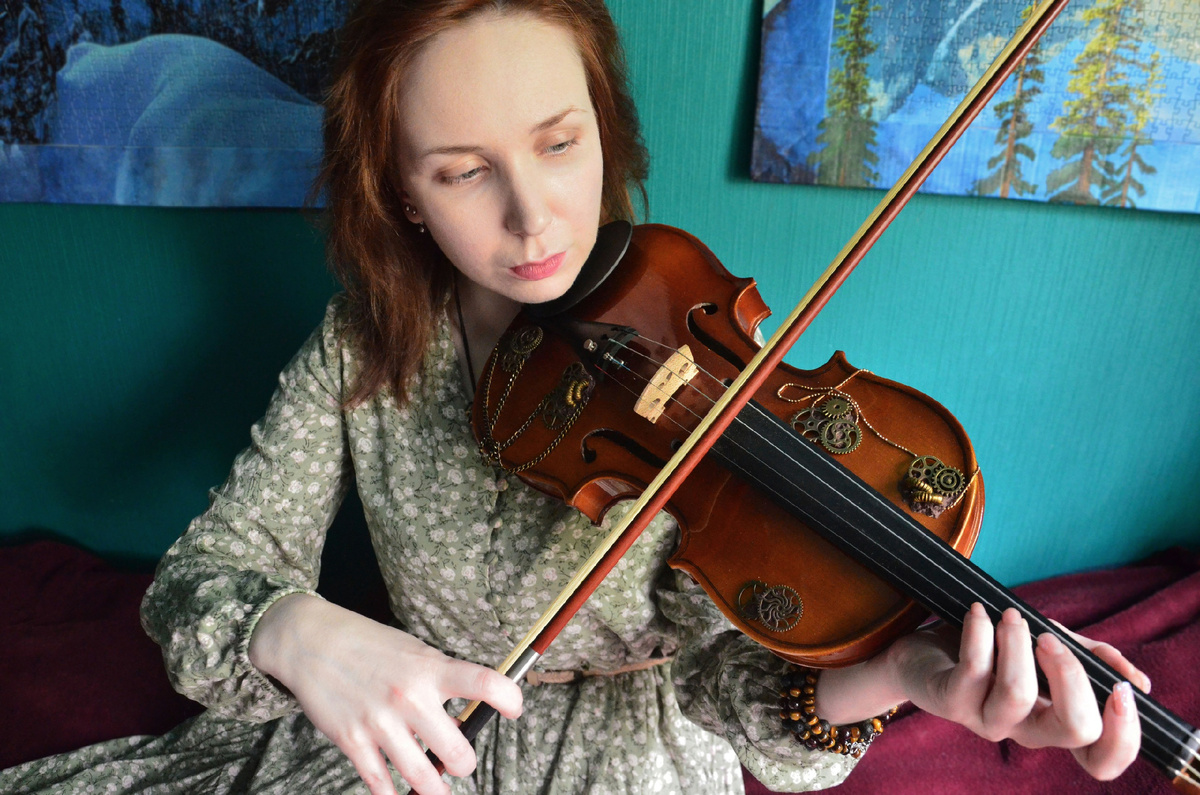 автор со своей скрипкой из картона