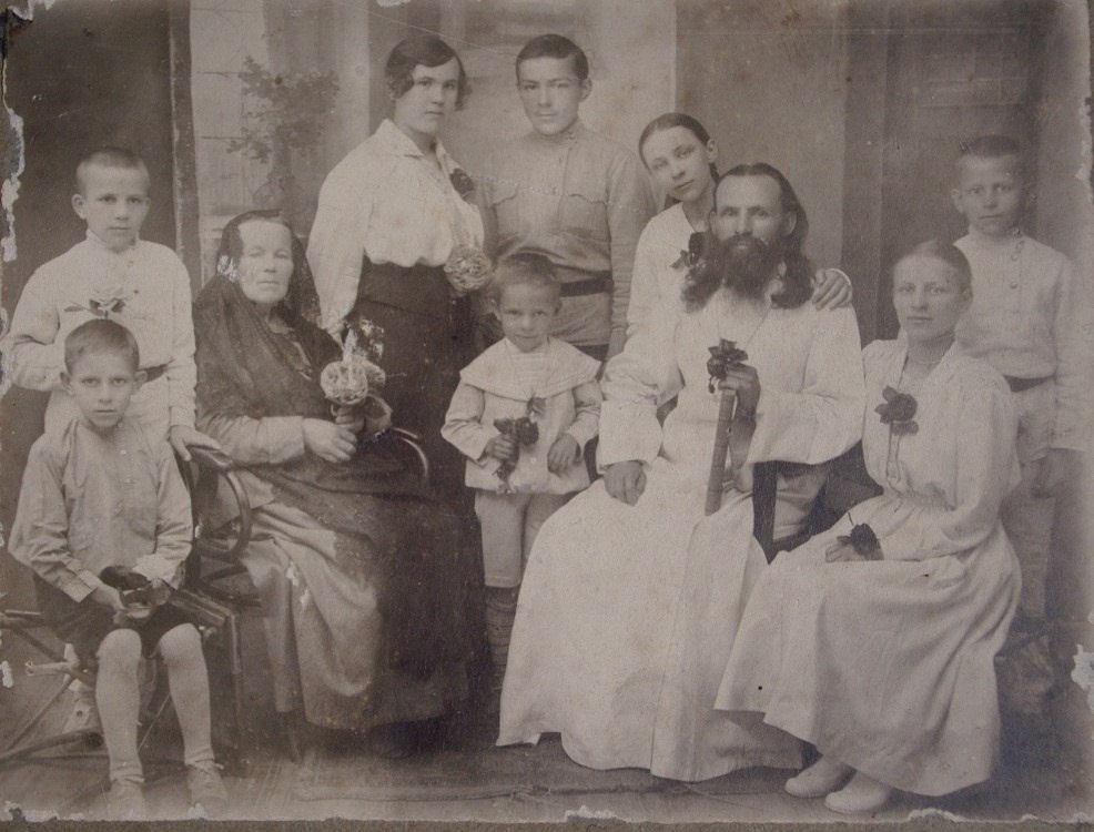 Слева направо: Николай, Борис, Прасковья Яковлевна, Валентина Николаевна, Андрюша, Степан, Ольга, отец Николай (Пиганов), Настя, Павлуша. Чарджуй, 1915,