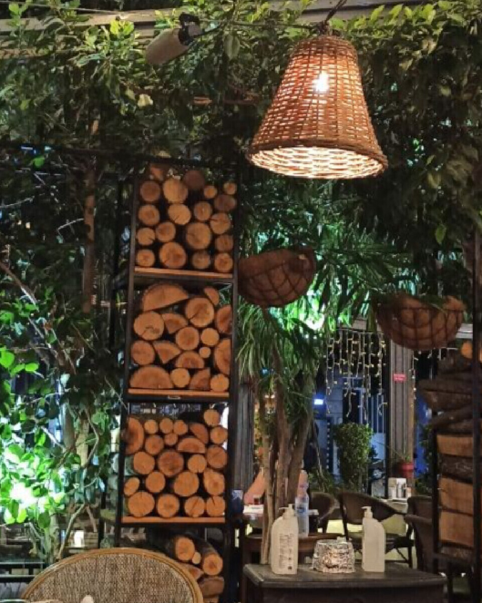 Оформление зала в ресторанчике в Мармарисе, где я подсмотрела идею хранения дров