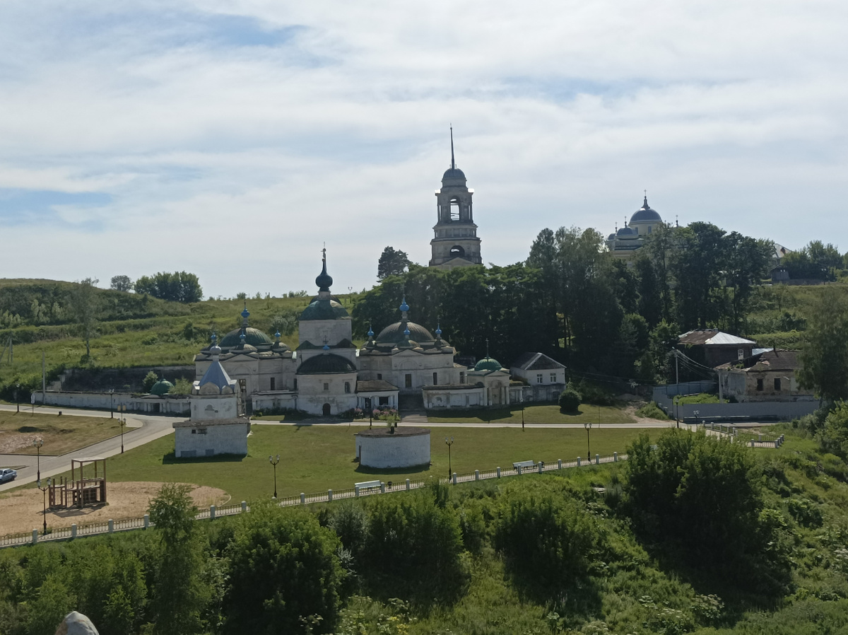 Впереди открывается вид на целый комплекс церквей и соборов, к которому я и держу путь. На переднем плане виднеется благоустроенная прогулочная набережная.