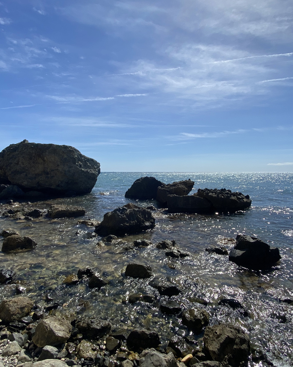 Каменистая часть пляжа в Альтее