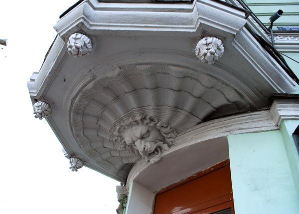 Караванная, дом 2. Ссылка на фото: https://www.citywalls.ru/house29.html?s=ihum2m57ikk7lhl1kd2h14n07k