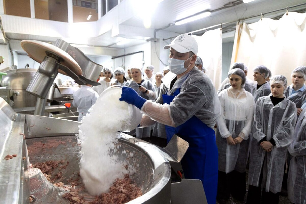 Фото: Школьники на колбасном заводе / Иван Сагинбаев, «Магаданская правда»