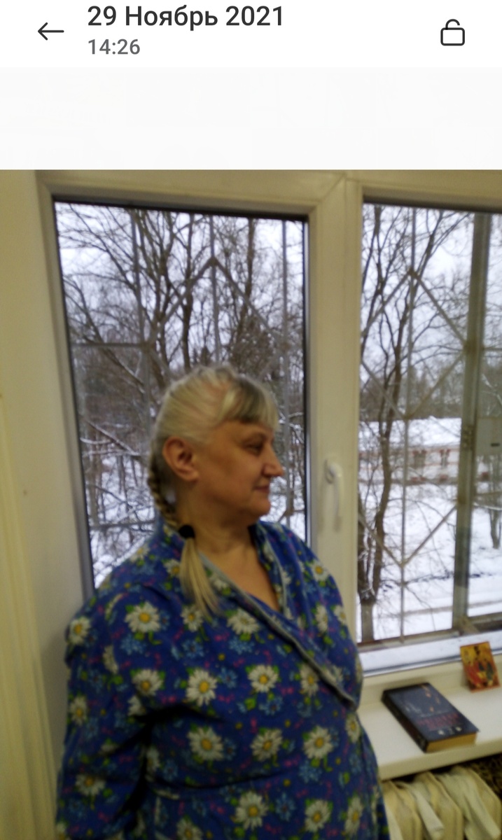 Ей- ей, не вру! ПАЛАТА * 6! Я и дату оставила. Не обрезала ... Казённый халат в ромашки 🌼🌼🌼 Решётки на окнах. Книга 📚 на подоконнике. 