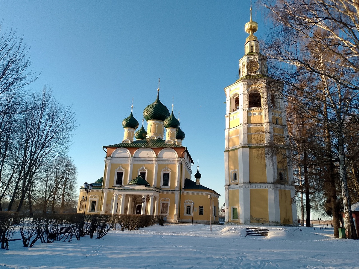 Спасо-Преображенский собор с колокольней. На колокольне установлены часы, которые при помощи колоколов отбивают каждые полчаса и час. Их бой слышен за 5 км. Здесь и далее - фото автора, если не указано иное.