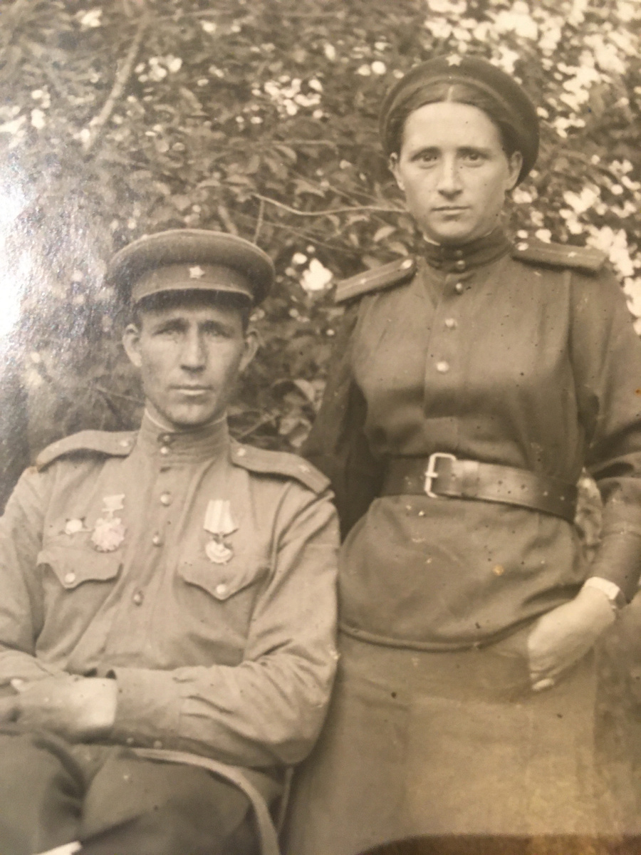 Дядя Ваня с боевыми орденами (Красной Звезды, Александра Невского и Красного Знамени)  и тётя Наташа в 1944 году