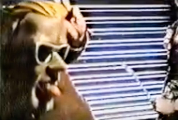    В конце взлома канала WTTW неизвестного в маске Хедрума отшлепали мухобойкой. Кадр: MTR_Edits aka ZetaReticuli1 / YouTube