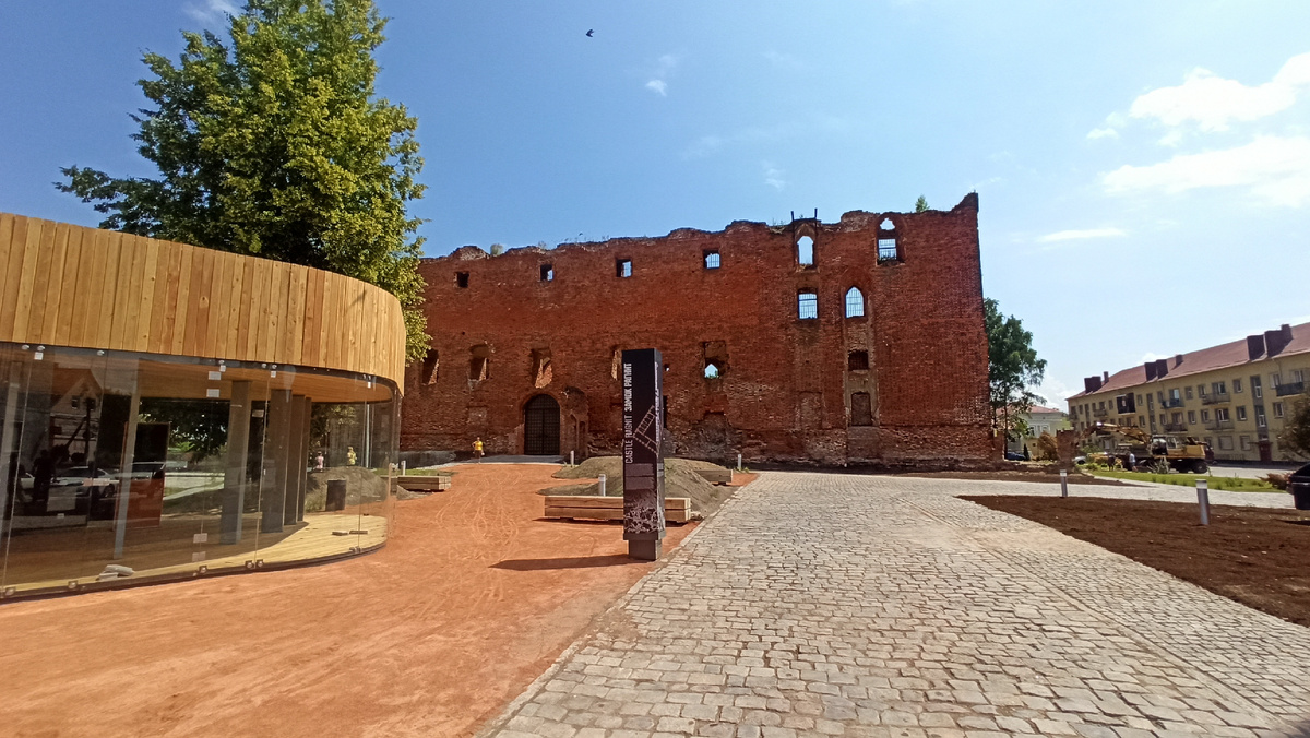 В 2021 году территория вокруг замка интеснивно благоустраивалась.