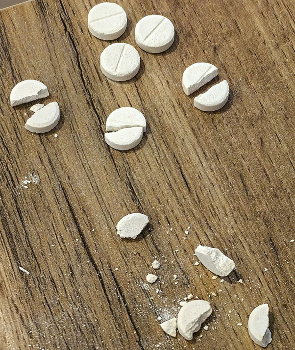 Деление таблеток  с риской вручную 