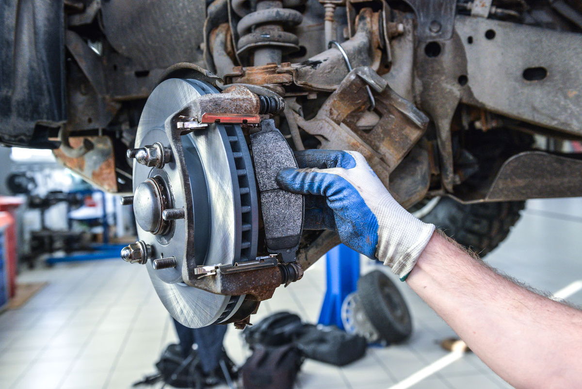 Фото заимствовано - https://yaponskimaster59.ru/remont/toyota/tormoznaya-sistema/zamena-tormoznyh-kolodok/land-cruiser/100