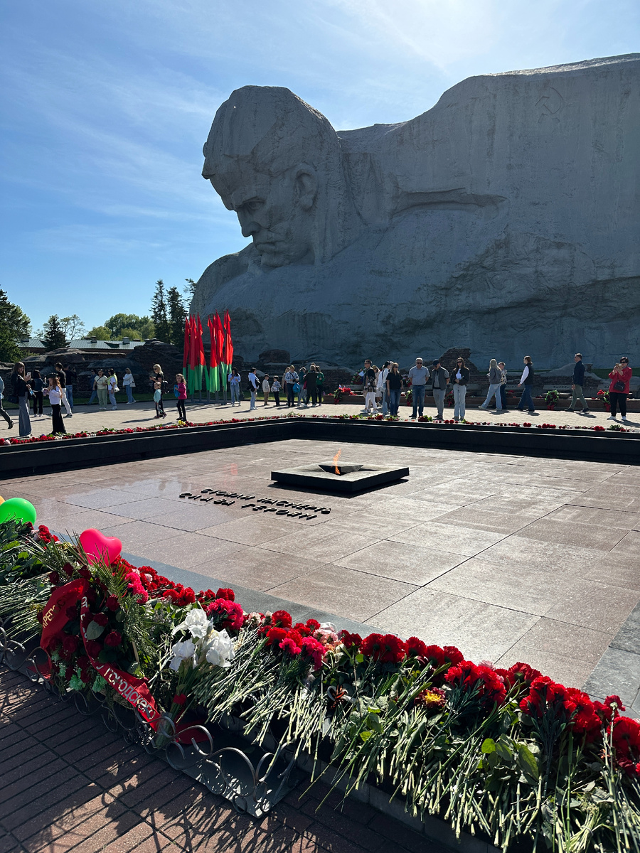 Центральный монумент "Мужество"  (33,5 метра) и вечный огонь.