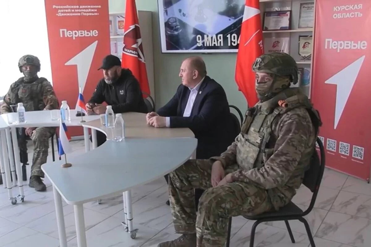    Морпехи проводят урок мужества со школьниками Обоянского района Курской области.