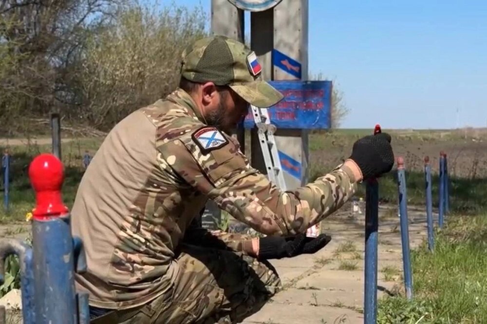    Бойцы восстанавливают памятник героям Великой Отечественной войны в Обоянском районе Курской области. Фото: Министерство обороны РФ