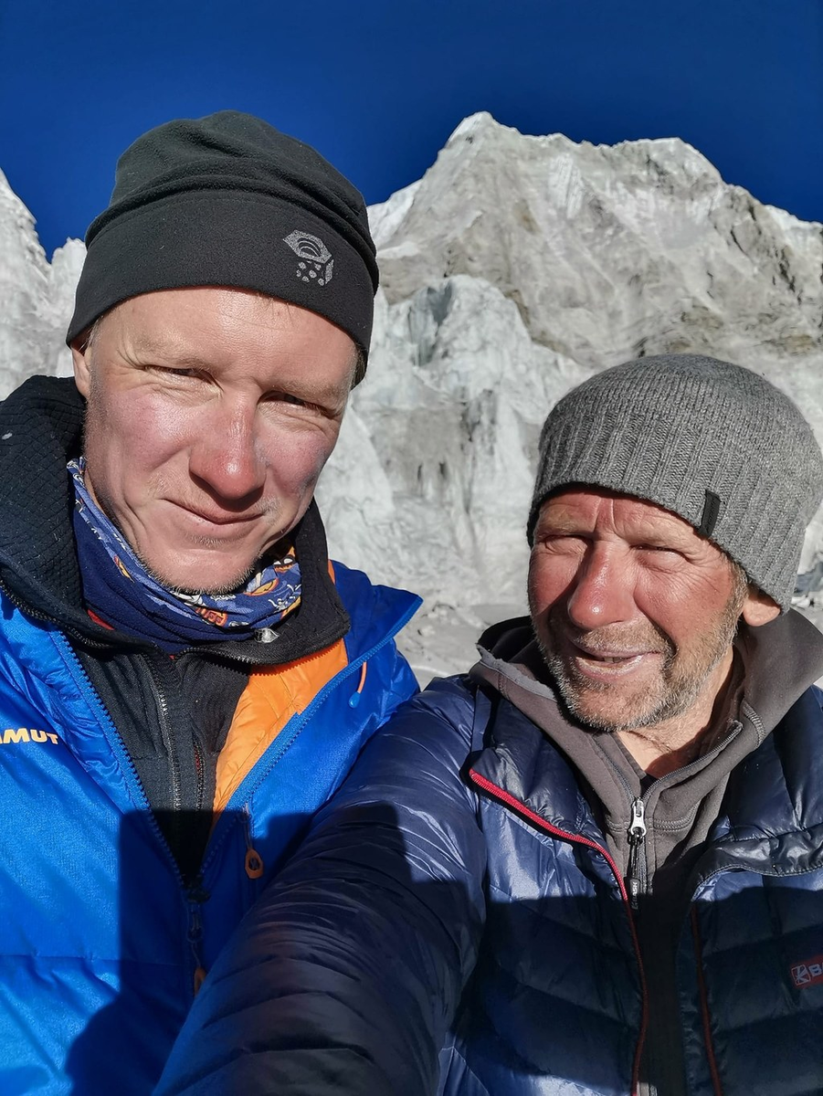 Алексей Лончинский и Юрий Кошеленко после первовосхождения на Ролвалинг Канг Шар в 2023 году. Фото: Юрий Кошеленко