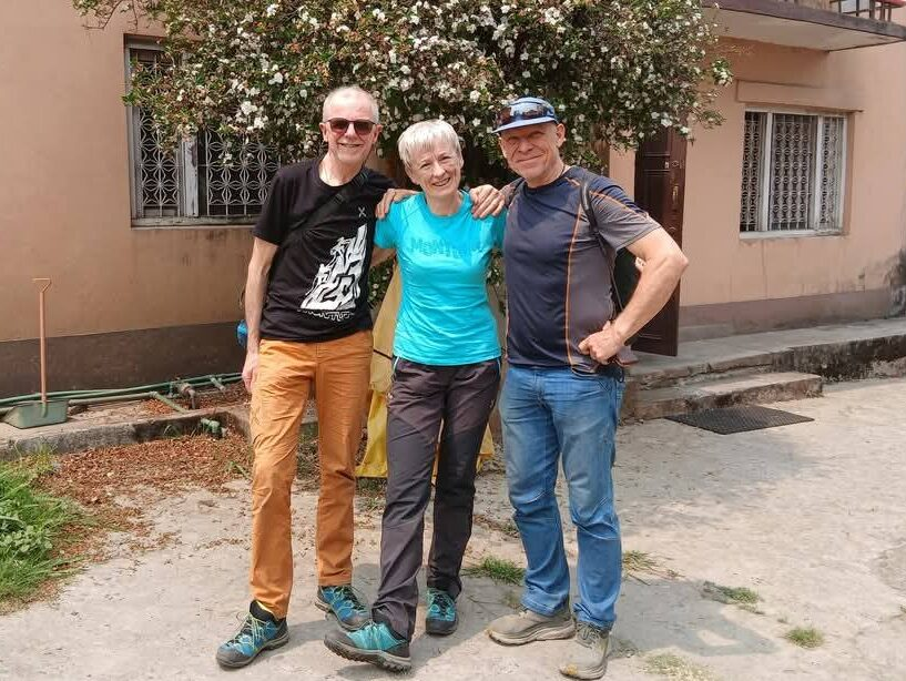 Романо Бенет (62 года), Нивес Мерой (63 года) и Питер Хамор (60 лет) в Катманду. Фото: Romano Benet