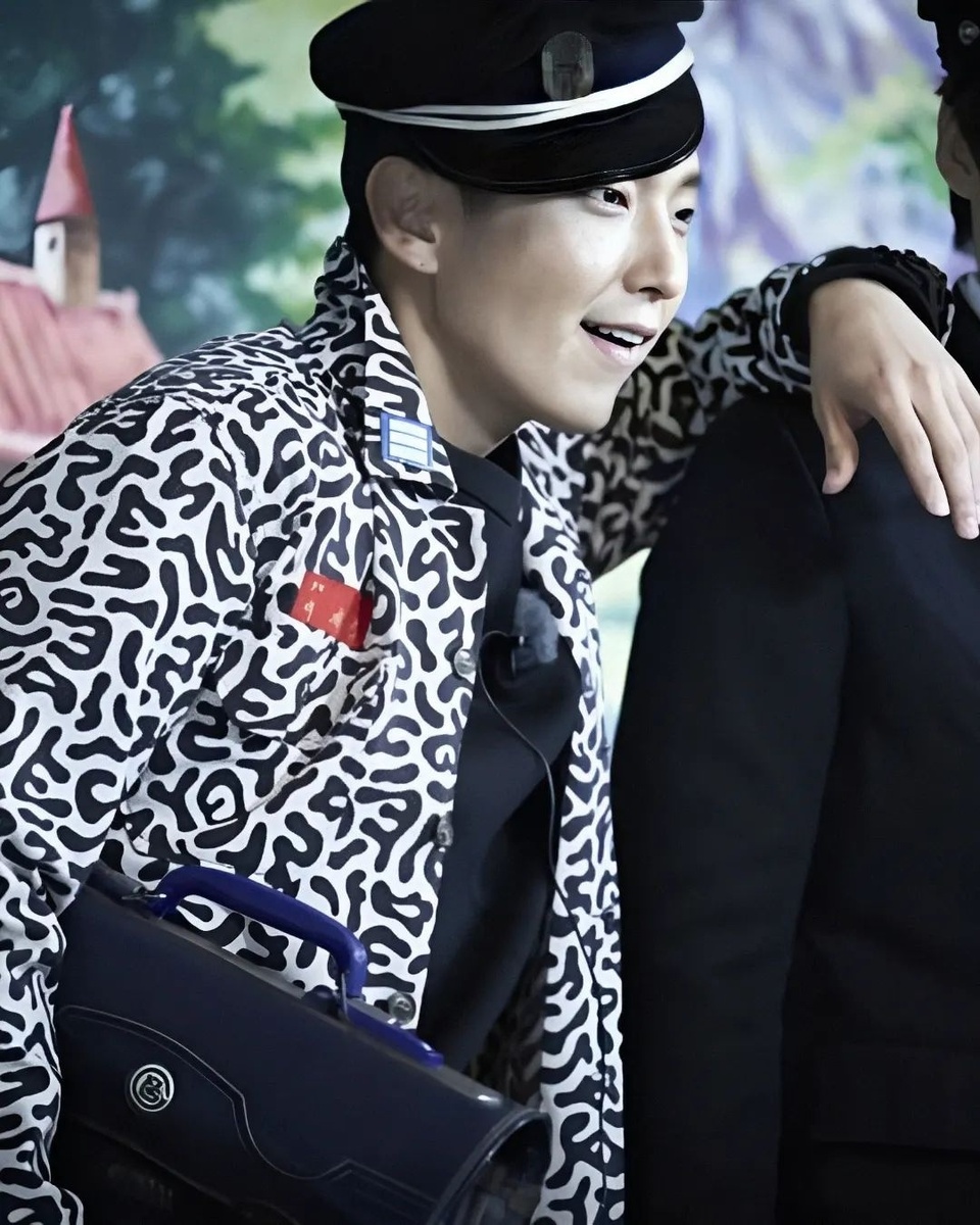 Джунги действительно может создать стильный образ буквально из подручных материалов.