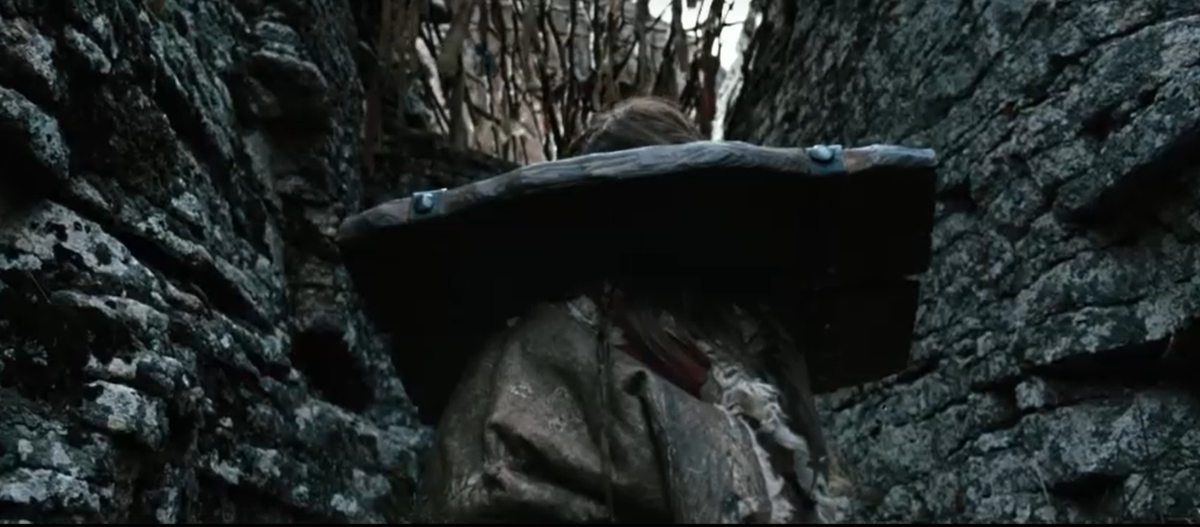 Ребёнок Тэмуджин, будущий великий император Чингисхан, укрываясь в степном ущелье 