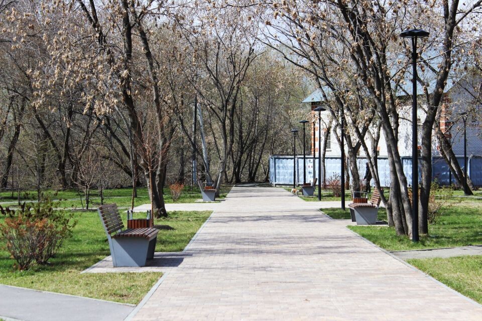    Сквер на улице Приречной в Барнауле. Апрель 2025 года. Источник: Евгения Кочеткова