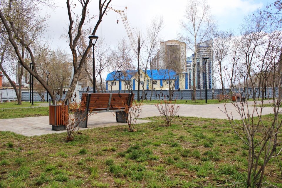    Сквер на улице Приречной в Барнауле. Апрель 2025 года. Источник: Евгения Кочеткова