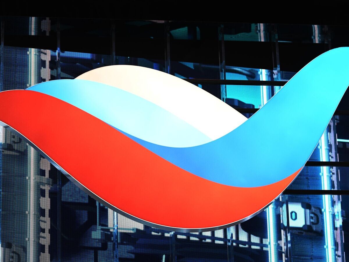    Логотип в цветах российского флага на стенде Российского экспортного центра на выставке XXV Петербургского международного экономического форума© РИА Новости / Павел Бедняков