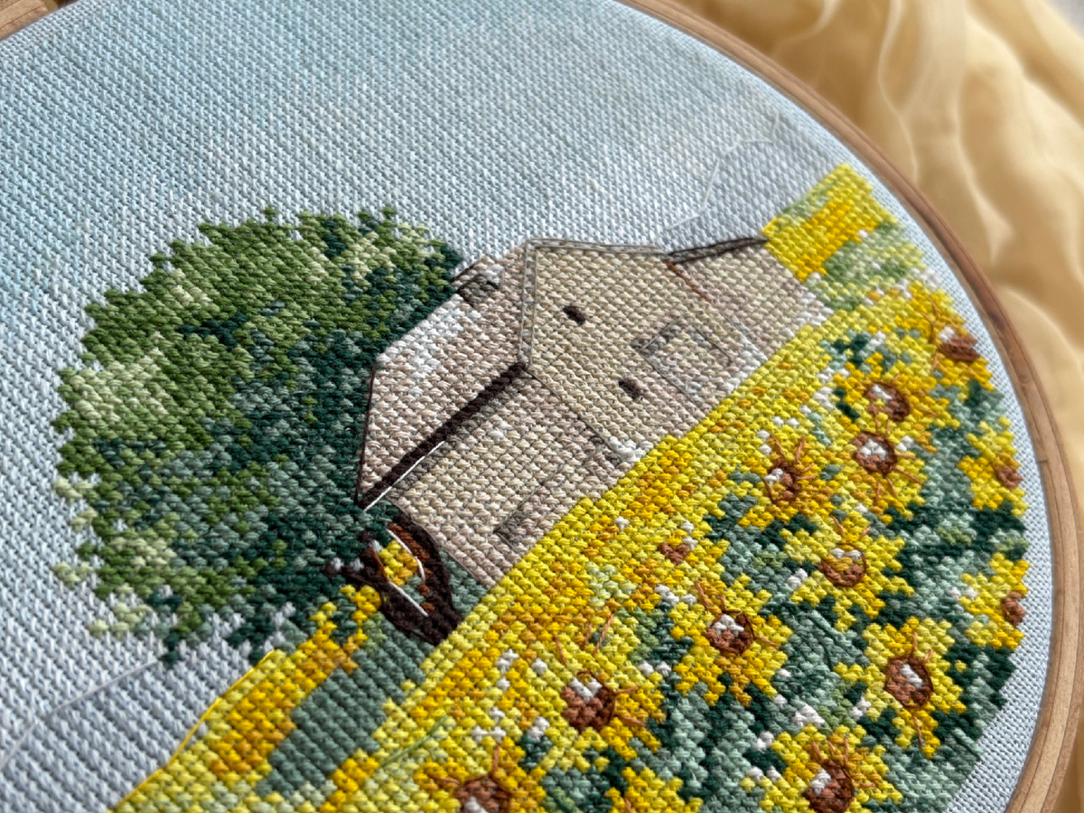 На домике есть длинные стежки