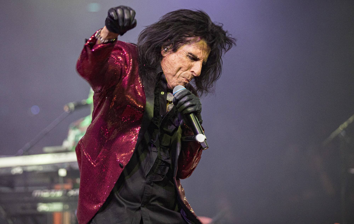 Элис Купер выступает на сцене ежегодного шоу Alice Cooper’s 21st Annual Christmas Pudding в Celebrity Theatre 9 декабря 2023 года в Финиксе, Аризона. Фото: Дэниэл Найтон/Getty Images)