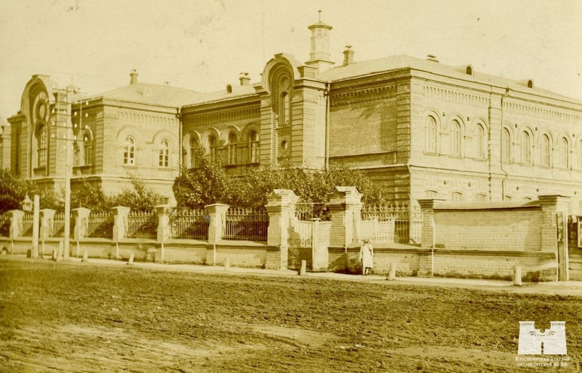 Женская гимназия. Начало XX века. Фото Е.Т. Архипова. Фонды Красноярского краевого краеведческого музея