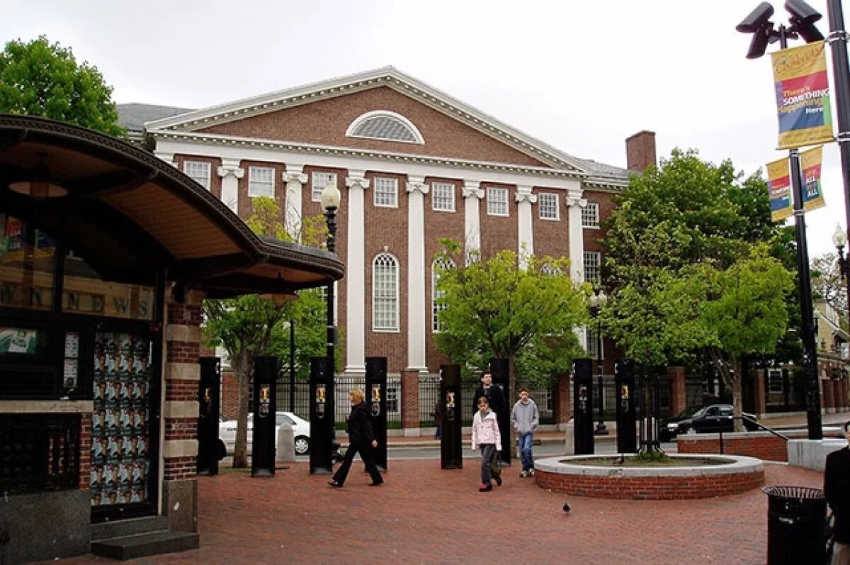    Гарвардский университет подал иск против сокращения его бюджета Трампом